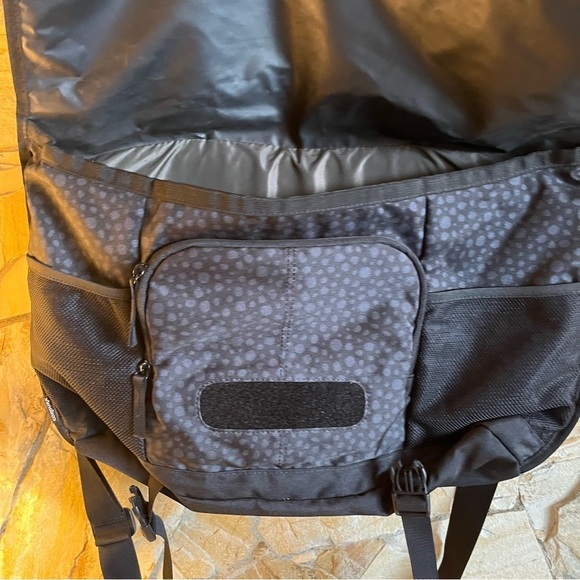 Nike Core Converge Large Messenger bag - perfect for someone on the run - Picture 5 of 16